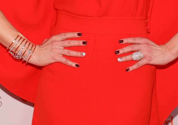 NEW YORK, NY - FEBRUARY 09:  Actress Lauren Holly, bracelet detail, ring detail, attends the "Go Red for Women" fashion show during Fall 2017 New York Fashion Week at Hammerstein Ballroom on February 9, 2017 in New York City.  (Photo by Taylor Hill/FilmMa (Foto: FilmMagic)