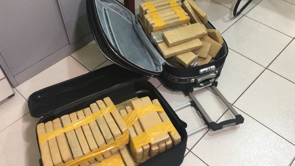 Dois passageiros foram presos com malas cheias de maconha em Avaré (Foto: TV TEM/Pedro Salgado)