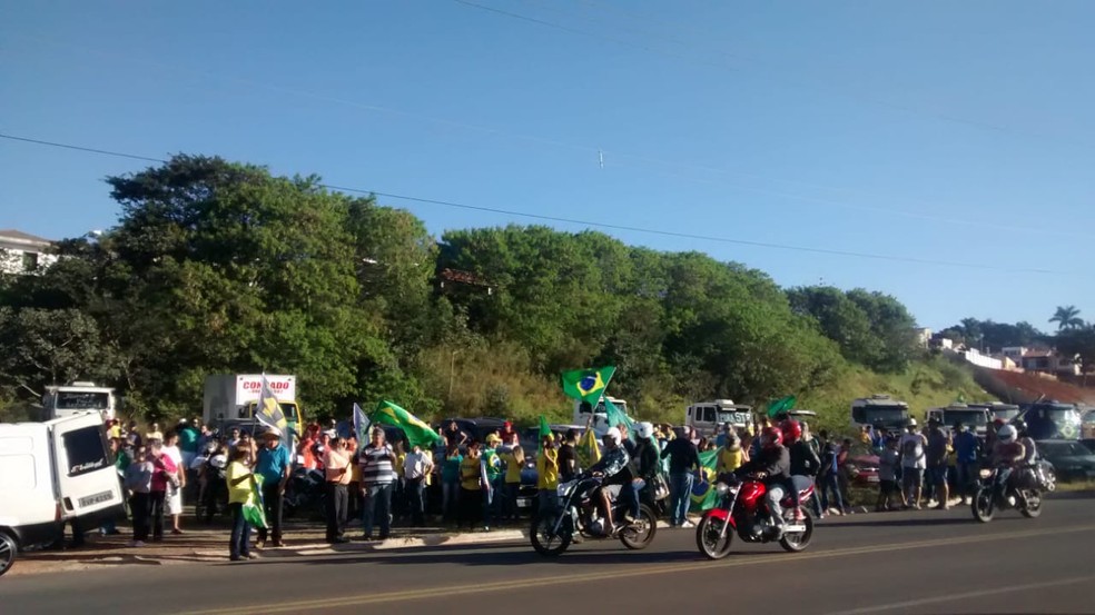 ITAPETININGA, 16H40: Manifestantes participam de ato prÃ³-bolsonaro em Itapetininga neste domingo (26). â€” Foto: Claudia Prates/TV TEM