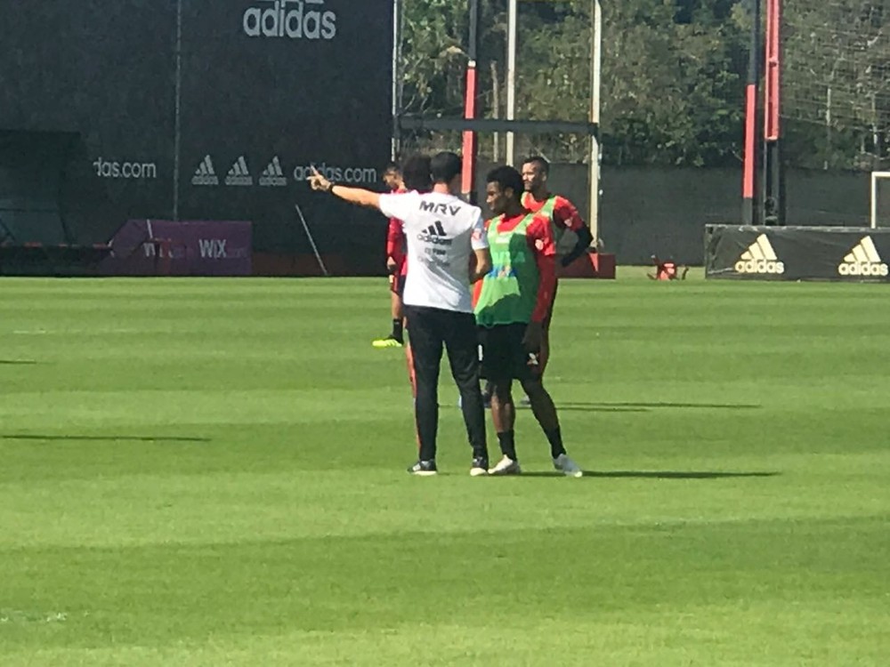 Regularizado Vitinho participa do treino no Ninho do Urubu