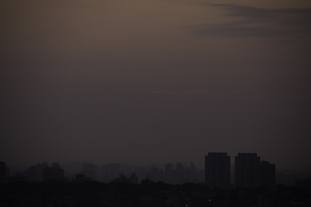 Amanhecer em meio à névoa é visto na capital paulista na manhã desta sexta-feira (18). Clima seco e queimadas na região do Pantanal prejudicam as condições do ar. — Foto: Bruno Rocha/Estadão Conteúdo