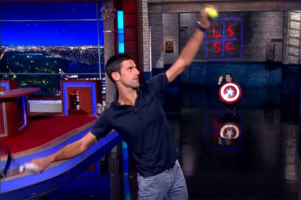 Djokovic desce o braço em Stephen Colbert (Foto: Reprodução/Youtube)