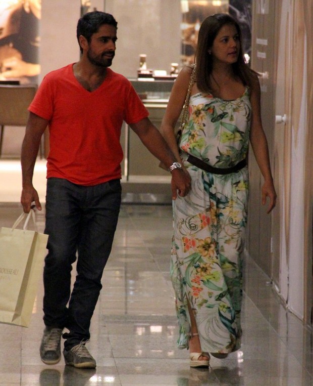 Nívea foi ao shopping com o marido, Marcus Rocha (Foto: Marcus Pavão/agnews)