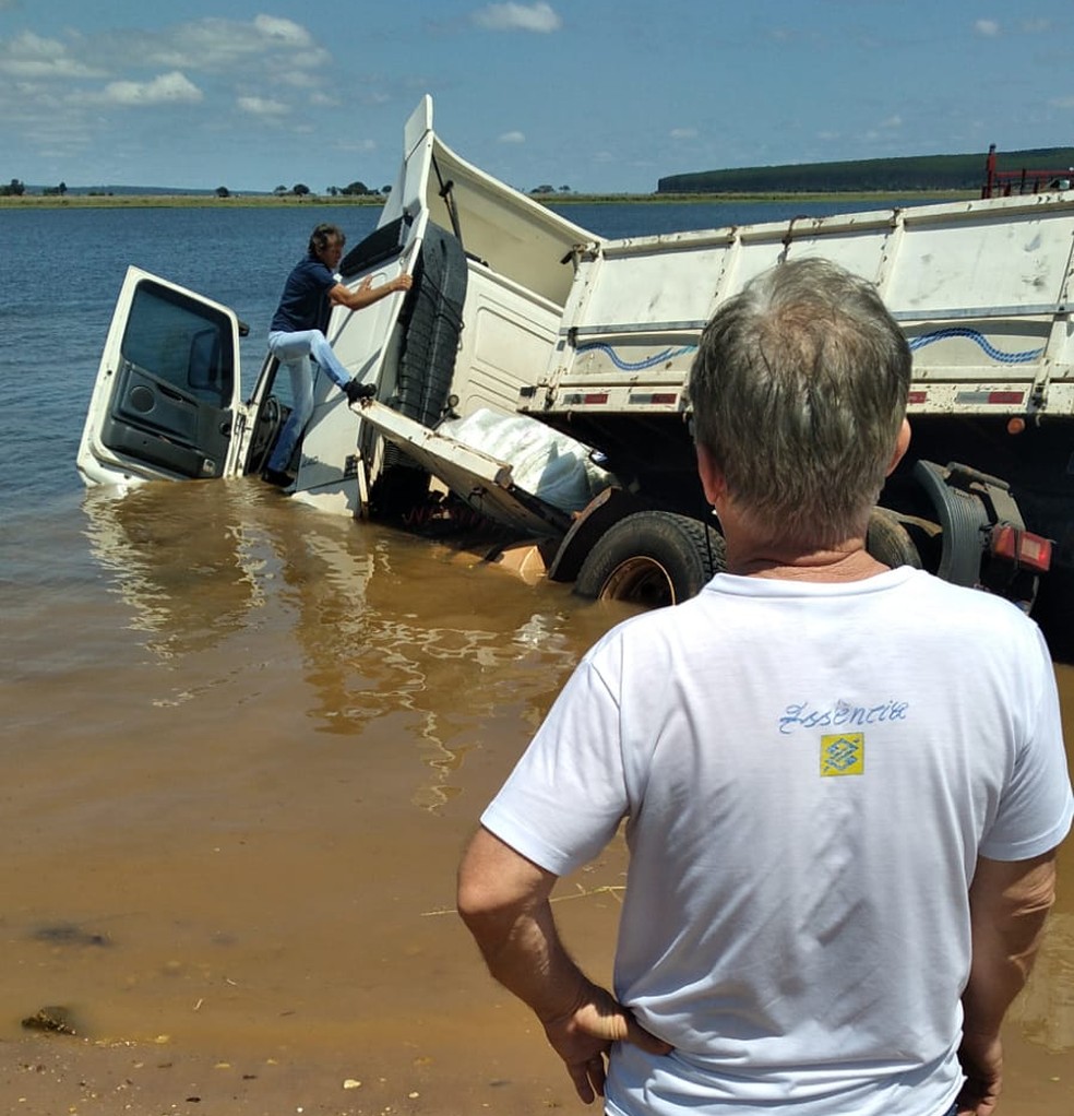 Carreta desgovernada passa a entrada de balsa e cai no Rio Paranapanema em Itatinga — Foto: Arquivo pessoal