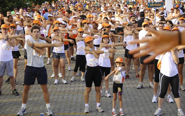 A pequena corredora acompanha os outros atletas no alongamento do Circuito do Sol de belo Horizonte (Foto: Cristiano Quintino)