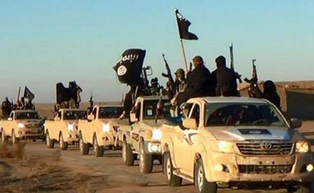 Jihadistas do Estado Islâmico exibem suas armas e bandeiras do grupo em comboio em uma estrada de Raqqa, na Síria, em maio de 2015  (Foto: Militant website via AP)