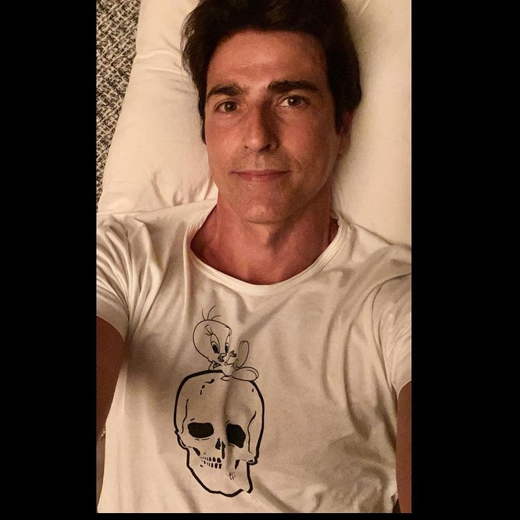 Reynaldo Gianecchini comemora a volta para casa no Instagram com selfie (Foto: Reprodução/Instagram)