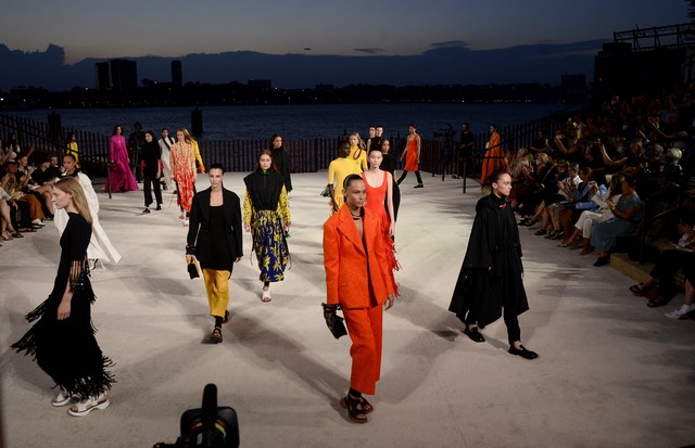 NEW YORK, NEW YORK - SEPTEMBER 08: Models walk the runway for Proenza Schouler during NYFW: The Shows on September 08, 2021 in New York City. (Photo by Fernanda Calfat/Getty Images) (Foto: Getty Images for NYFW: The Shows)