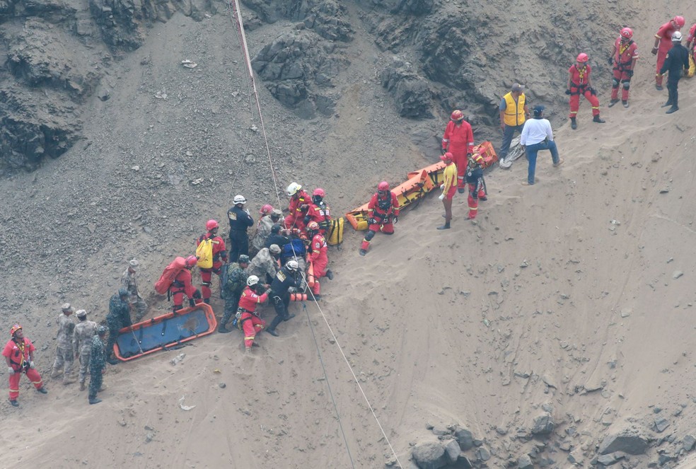 Resgate de feridos em acidente de ônibus no Peru (Foto: ANDINA/Vidal Tarqui)