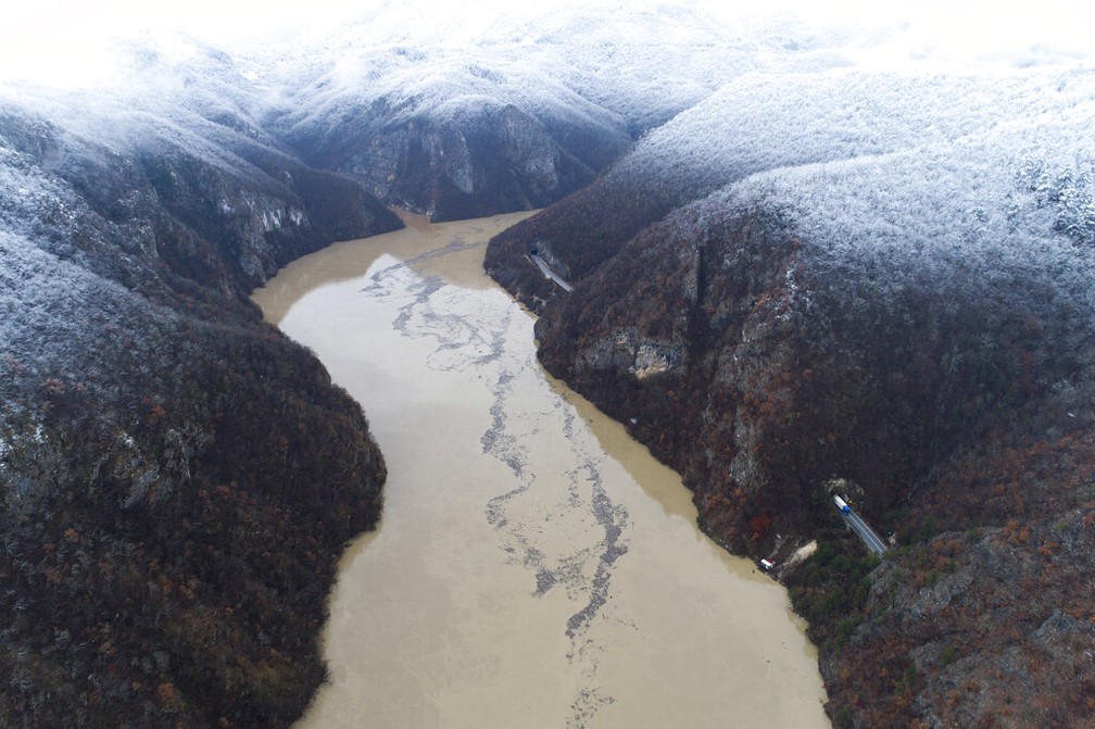 Resíduos flutuando no rio Drina perto de Visegrad, Bósnia, sexta-feira, 20 de janeiro de 2023. — Foto: AP Photo/Armin Durgut