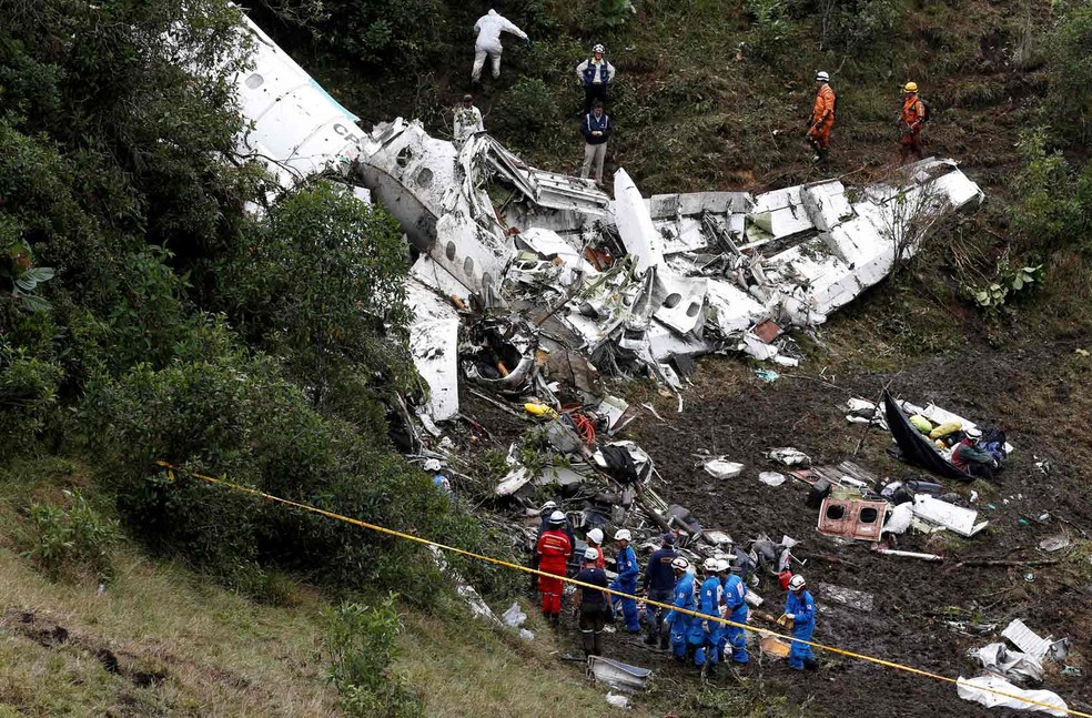 Equipe de resgate trabalha apÃ³s acidente com voo da Chapecoense, em novembro de 2016 (Foto:  Jaime Saldarriaga/Reuters)