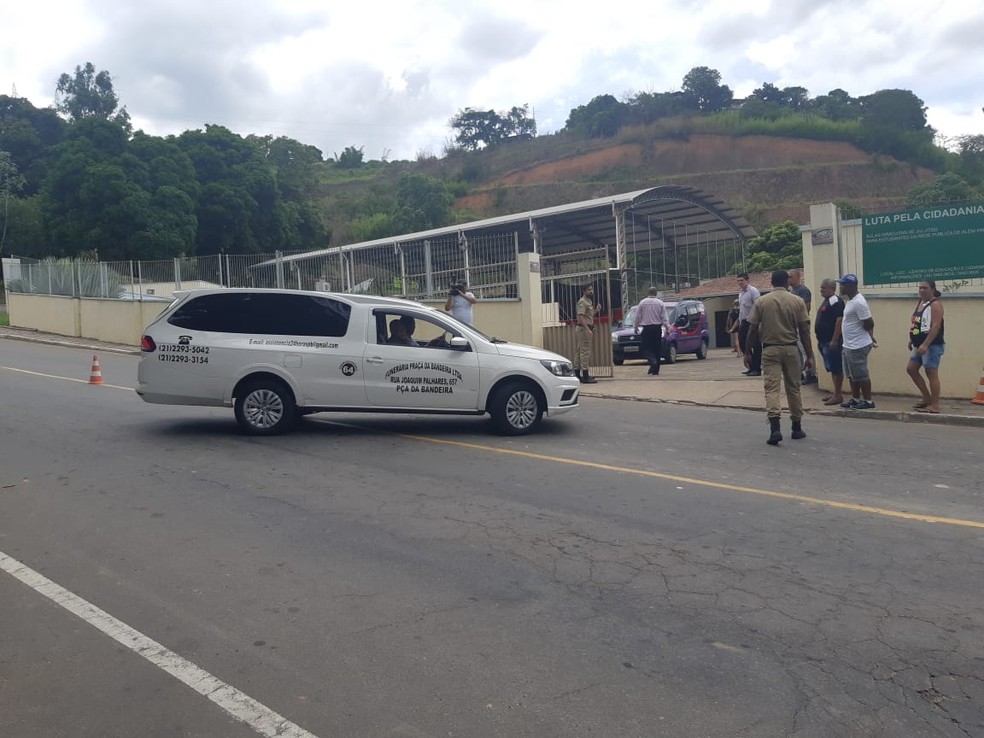 Corpo de Jorge Eduardo do Flamengo chega a Além Paraíba — Foto: Augusto Medeiros