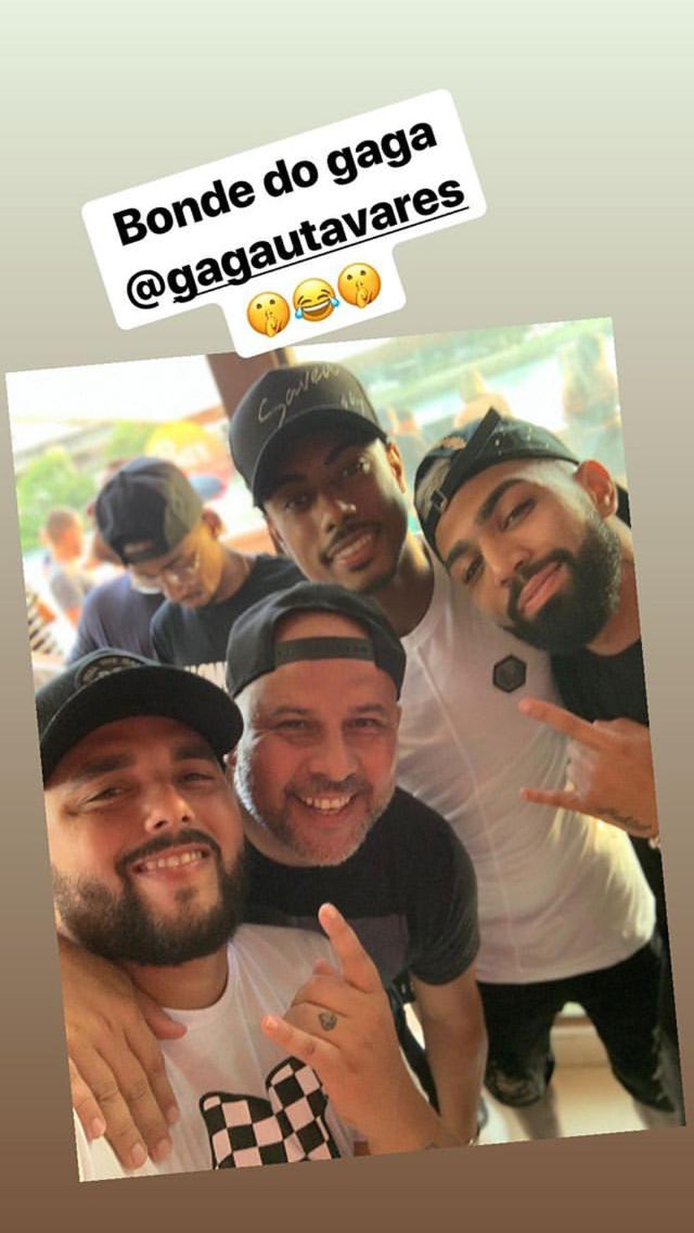 Gabigol tira foto ao lado de Bruno Henrique e amigos &mdash; Foto: Reprodu&ccedil;&atilde;o/Instagram