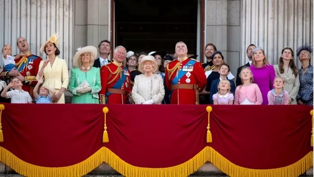 Membros da família real comemoraram o aniversário oficial da rainha no Palácio de Buckingham em 2019. (Foto: PA MEDIA via BBC)