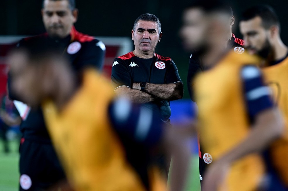 Jalel Kadri, t&eacute;cnico da Tun&iacute;sia, durante treino na Copa do Mundo do catar &mdash; Foto: MIGUEL MEDINA / AFP