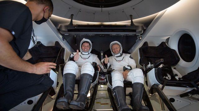 A primeira missão tripulada da Crew Dragon para a estação espacial ocorreu entre maio e agosto de 2020 (Foto: Handout via BBC News Brasil)