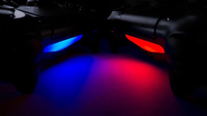 Com tons de azul e vermelho as luzes do DualShock 4 simulam sirenes de polícia em GTA 5 (Foto: Attack of the Fanboy)