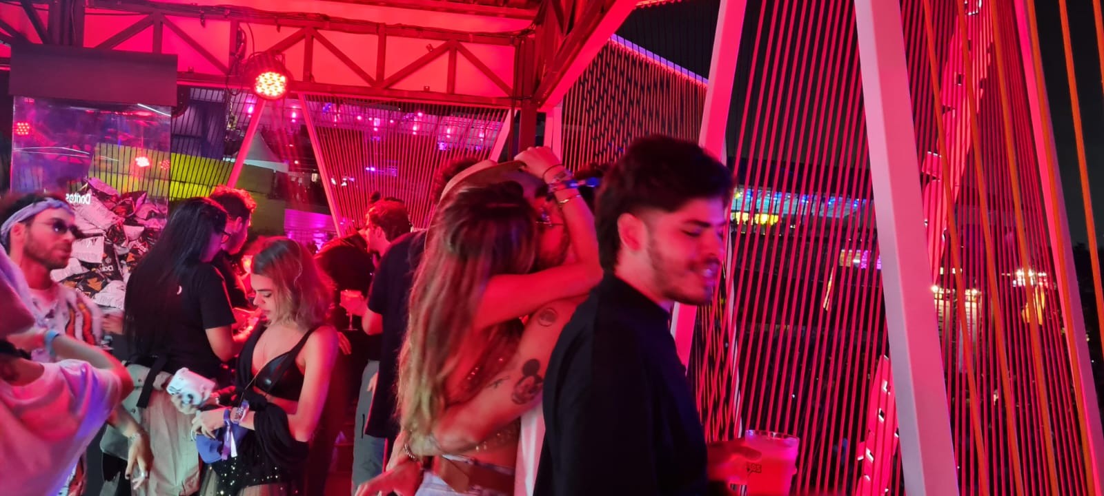 Caio Castro beijando a nova namorada, Bruna Marquezine e Cleo Pires com looks sexy: confira o que rolou nos camarotes do Lollapalooza no sábado 