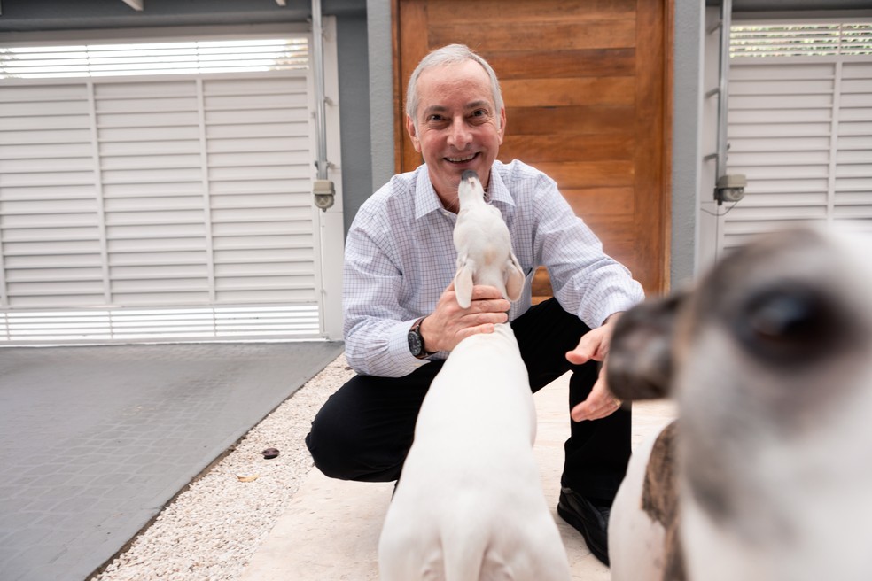 Burnier em sua casa em São Paulo, ao lado de suas duas cachorrinhas, Julie e Bonie - ele conta que elas foram muito companheiras durante o tratamento  — Foto: Marcelo Brandt/G1 