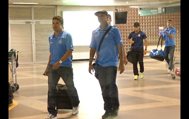 Jogadores do Paysandu e Remo desembarcam juntos em Belém (Foto: Reprodução/ TV Liberal)