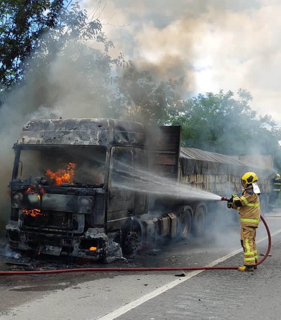Incêndio atingiu a cabine da carreta, carga não foi afetada — Foto: Corpo de Bombeiros/Divulgação