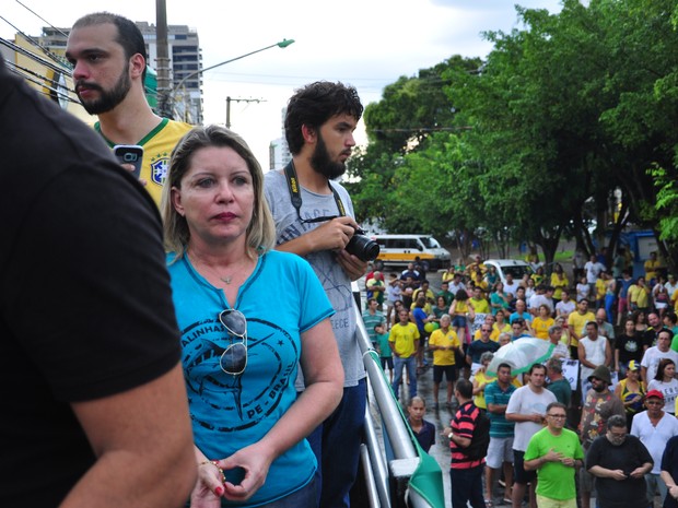 Juíza Selma Arruda, da 7 Vara Criminal de Cuiabá, discurssou durante o protesto (Foto: André Souza/G1)