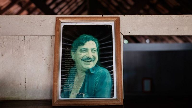 Retrato de Chico Mendes na casa que ele viveu, em Xapuri (AC) (Foto: Getty Images via BBC News)