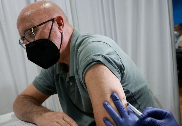 Homem toma vacina contra varíola dos macacos (Foto: Getty Images via BBC News)