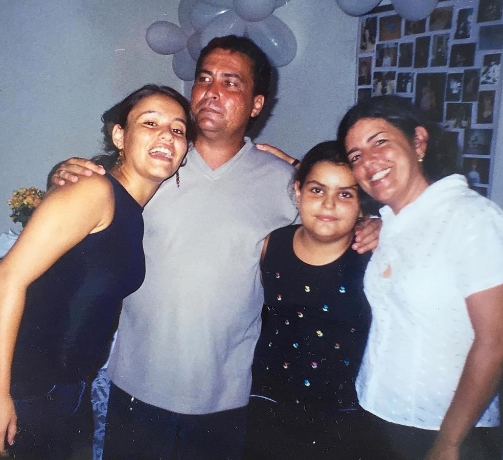 Mariana Braga da Costa e a irmã, Marina, junto aos pais, Márcia e Mário Braga — Foto: Arquivo pessoal