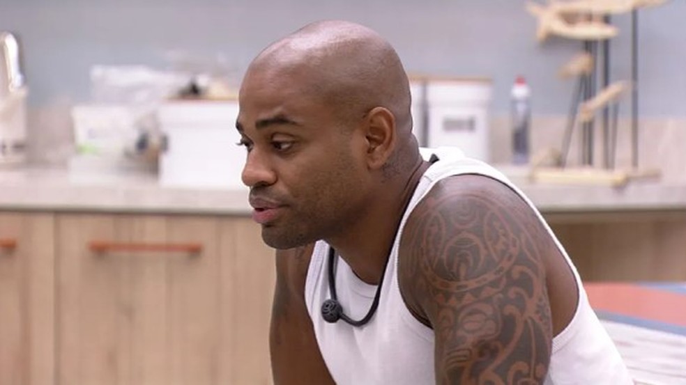 Cezar revela a sisters do Quarto Deserto que pensa em jogar sozinho no BBB 23 — Foto: Globo