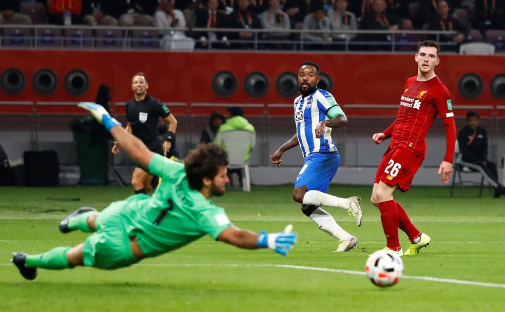 Alisson trabalhou na vit&oacute;ria do Liverpool sobre o Monterrey &mdash; Foto: REUTERS/Corinna Kern