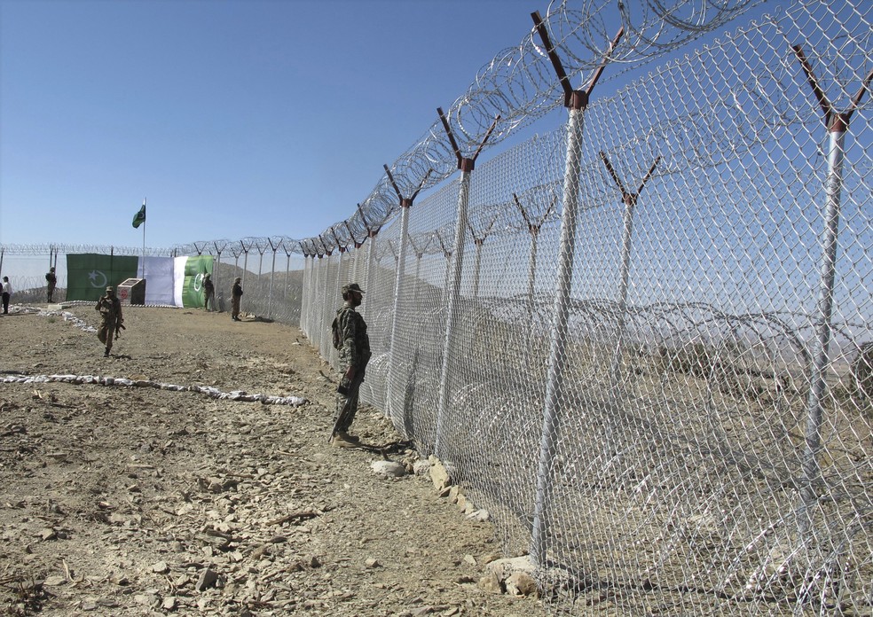 Cerca na fronteira entre o Afeganistão e o Paquistão (Foto: Mohammad Yousaf/AP Photo)