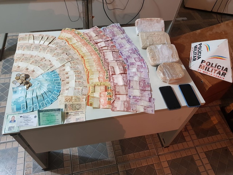 PolÃ­cia apreendeu quatro barras de crack e cerca de R$ 4.050 (Foto: PolÃ­cia Militar/DivulgaÃ§Ã£o)