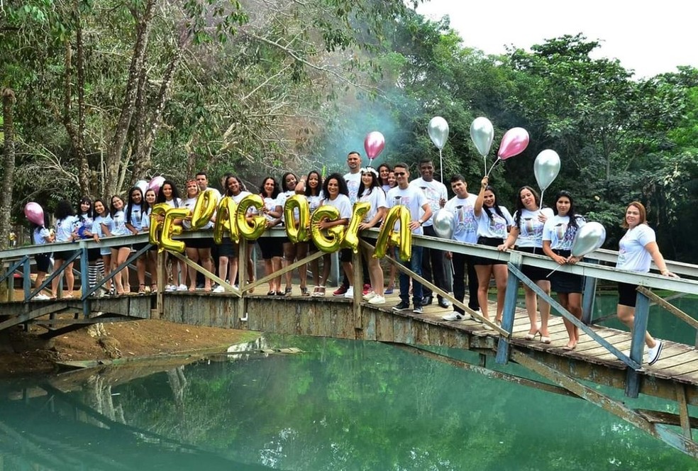 Alunos fazem pose antes de estrutura cair em Ariquemes.  — Foto: Facebook/Reprodução