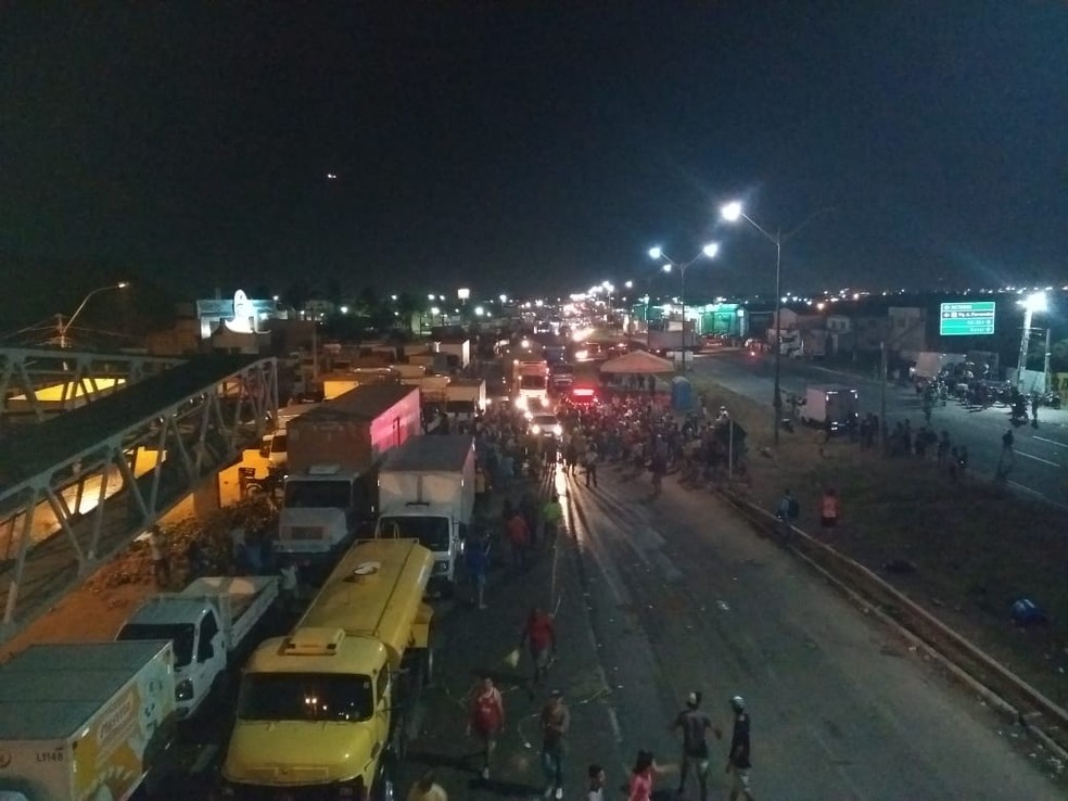 Durante a liberaÃ§Ã£o da BR-101, manifestantes ocuparam todas as vias da rodovia para tentar impedir a passagem dos caminhÃµes (Foto: Lucas Cortez/G1)