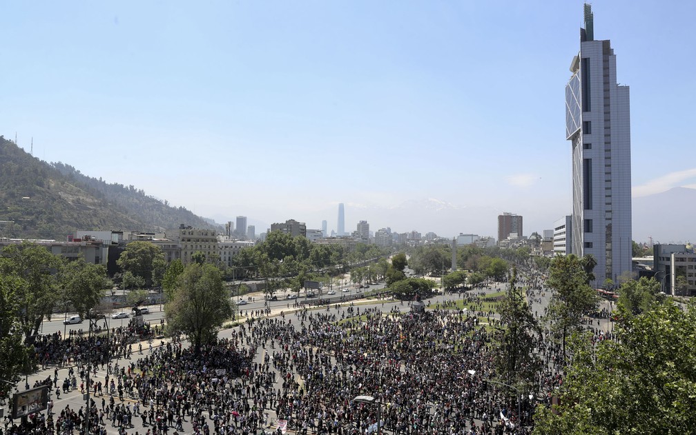 Manifestantes ocupam a Praça Baquedano, no centro de Santiago, no quarto dia de protestos no Chile — Foto: Miguel Arenas /AP Photo