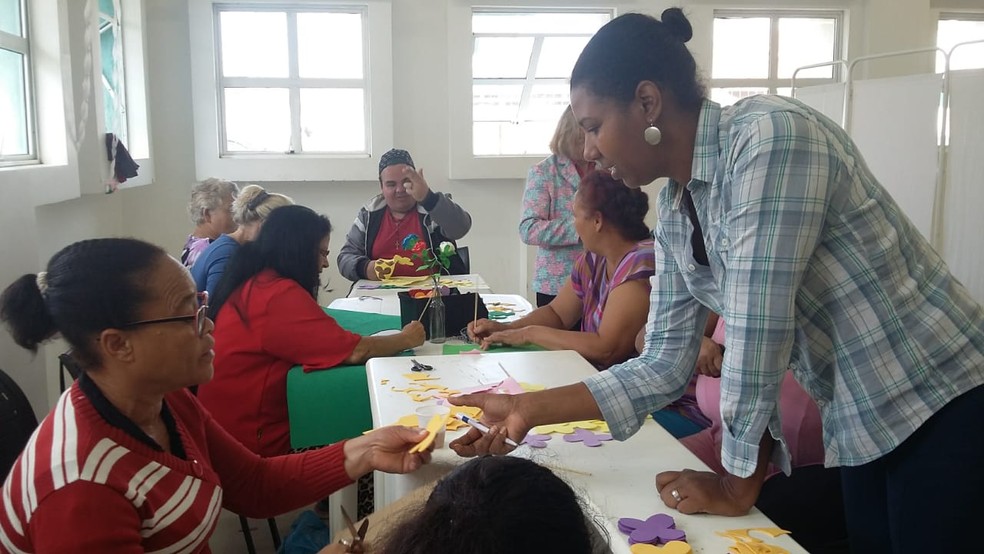 Para Luciana, os grupos de crochê são uma forma de terapia — Foto: Fernando Cortez/Arquivo pessoal