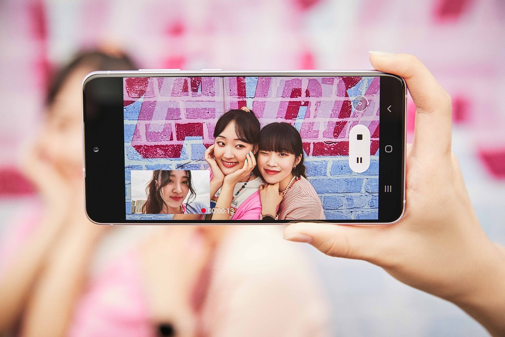 O Galaxy S21 FE possui tela de 6,4 polegadas — Foto: Divulgação/Samsung