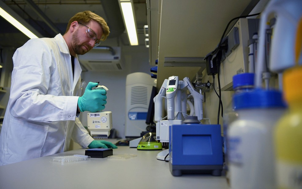 Pesquisador Philipp Hoffmann, da companhia CureVac, trabalha no desenvolvimento de uma vacina contra o novo coronavírus — Foto: Reuters/Andreas Gebert