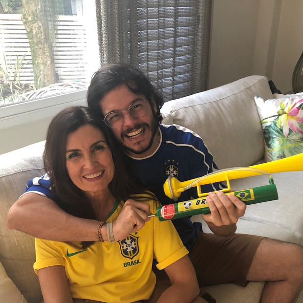 Em clima de Copa, Fatima Bernardes e Tulio Gadelha torcem juntos (Foto: Reprodução/Instagram)