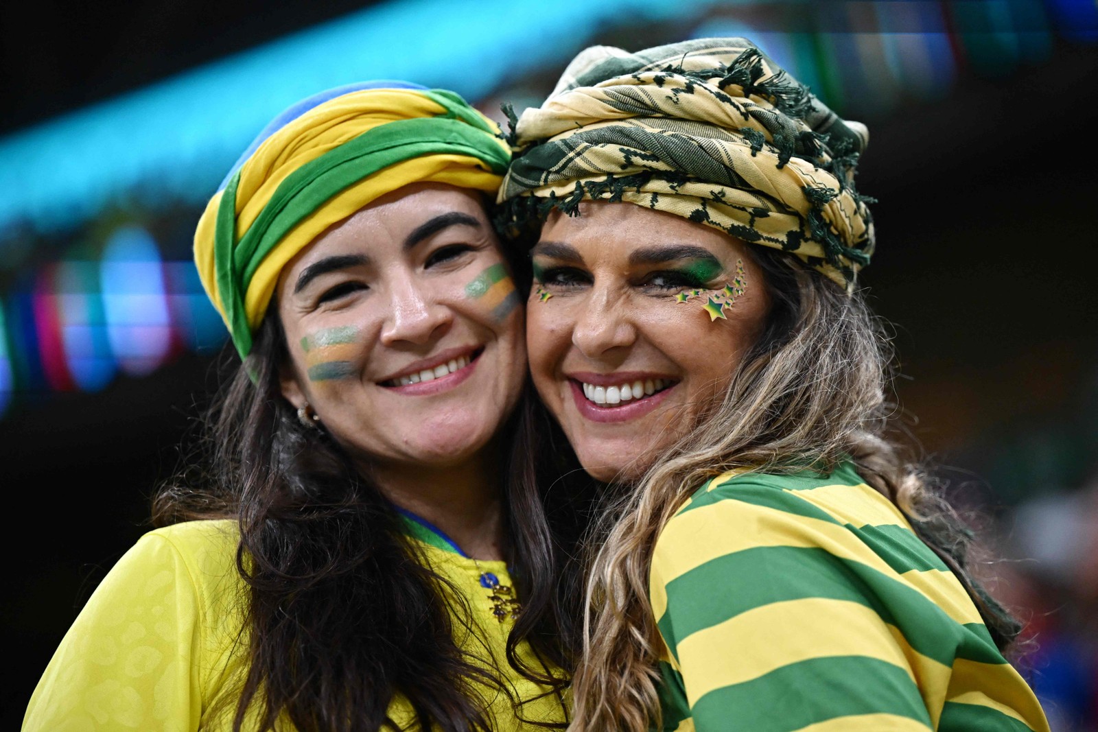 Torcedoras do Brasil posam nas arquibancadas antes da partida — Foto: Anne-Christine POUJOULAT / AFP
