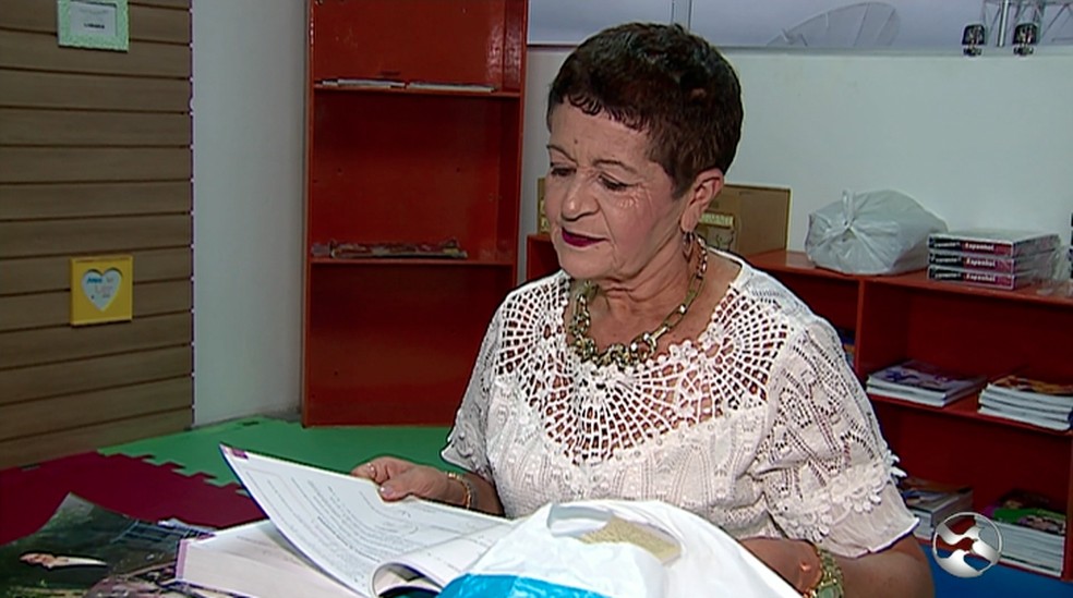 Idosa estuda na biblioteca de um colégio particular de Caruaru (Foto: Reprodução/TV Asa Branca)