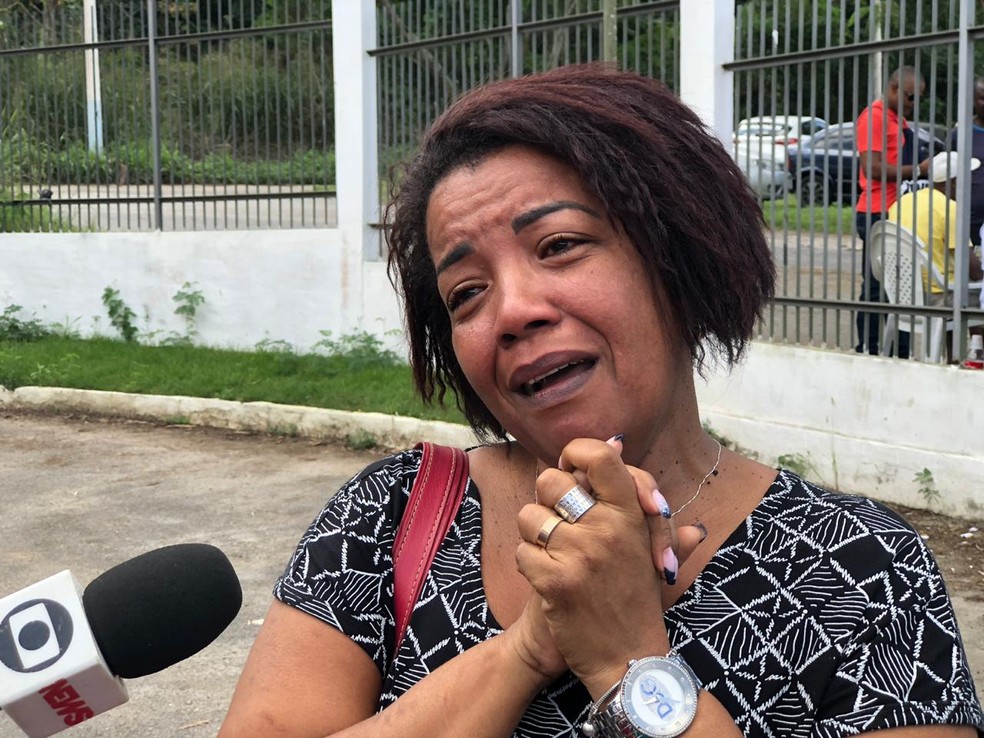 Guiomar Barbosa, mãe do atacante Thalles, chorou ao falar do acidente que matou seu filho na manhã deste sábado (22) — Foto: Carlos Brito / G1