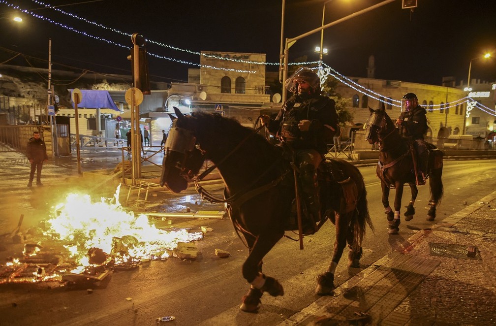 Barricadas em protestos de árabes palestinos em Jerusalém nesta quinta-feira (22) — Foto: Ahmad Gharabli/AFP