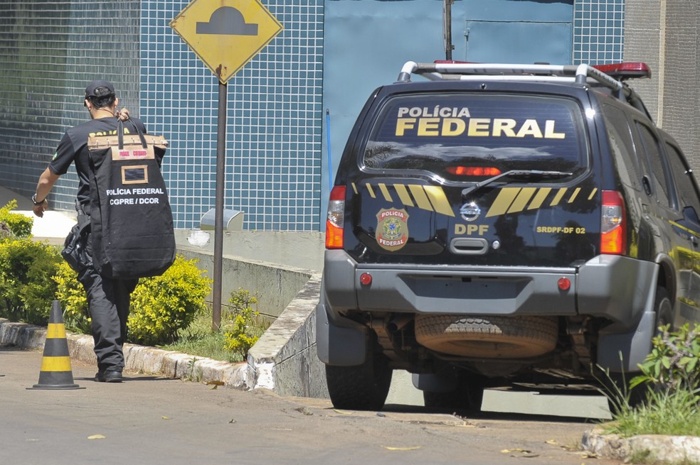 Polícia Federal cumpre mandados contra organização criminosa suspeita de fraudes e desvio de dinheiro público.  (Foto: Agência Diário)