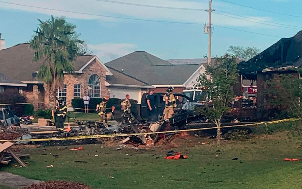 Local onde avião de treino da Marinha dos EUA caiu em área residencial, no Alabama, na sexta-feira (23) — Foto: Greg Crippen via AP