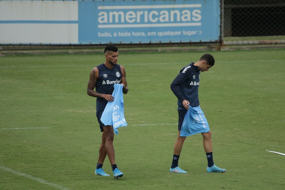 Rodrigues e Diogo Barbosa seguem nas laterais na estreia do Grêmio — Foto: Eduardo Moura / ge