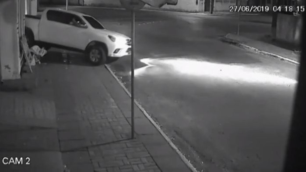 Morador de rua estava deitada na calçada quando carro subiu e quase passou por cima dele — Foto: Reprodução