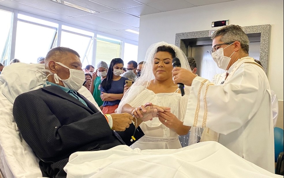 Noivos ganham casamento em hospital após iniciativa de profissionais de saúde, no Ceará. — Foto: Sesa/Reprodução