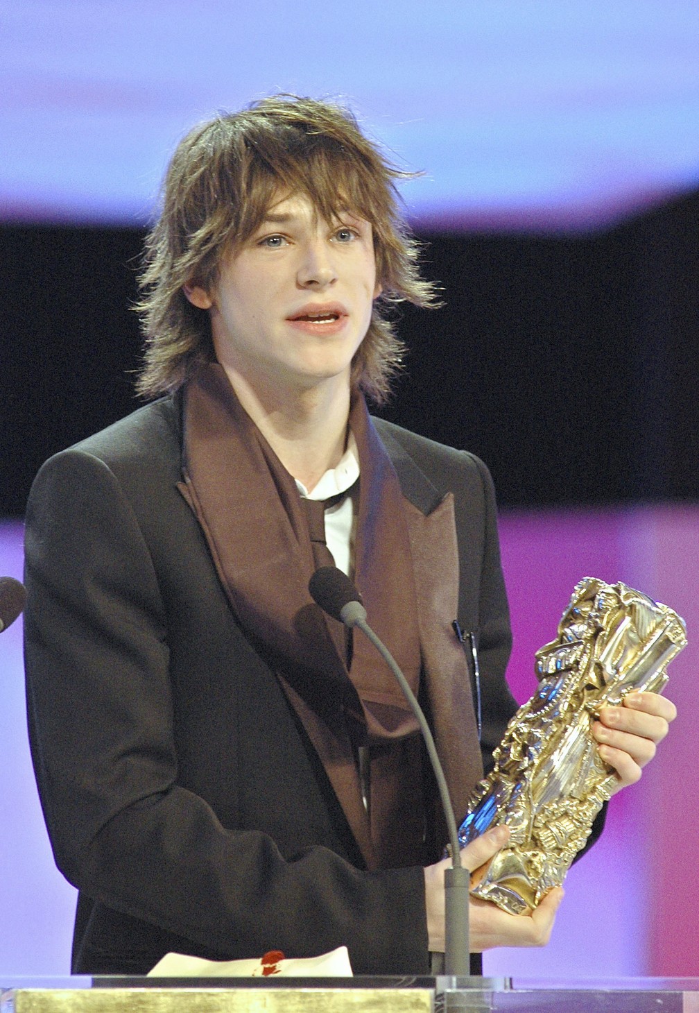 Gaspard Ulliel recebe o prêmio César por sua atuação como melhor jovem ator em 'Eterno Amor', em Paris, em 26 de fevereiro de 2005 — Foto: Jacques Brinon/AP/Arquivo